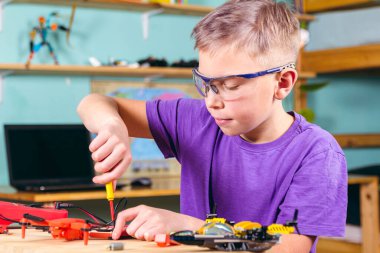 Çocuk İHA 'yı tamir ediyor. Temel teknik eğitim.