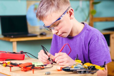 Çocuk İHA 'yı tamir ediyor. Temel teknik eğitim.