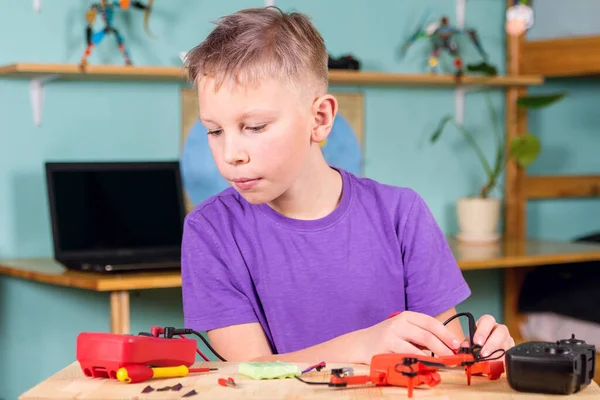 stock image The boy is fixing the drone. Primary technical education.