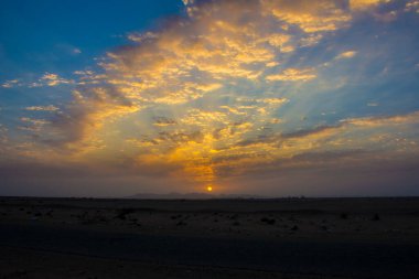 Çölde, Jeddah 'da, Suudi Arabistan' da gün doğumları