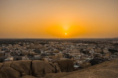 Al Qarah 'ın El Hofuf Dağı, Suudi Arabistan' dan gün batımını izleyen güzel bir manzarası var.