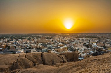 Al Qarah 'ın El Hofuf Dağı, Suudi Arabistan' dan gün batımını izleyen güzel bir manzarası var.