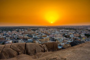 Al Qarah 'ın El Hofuf Dağı, Suudi Arabistan' dan gün batımını izleyen güzel bir manzarası var.