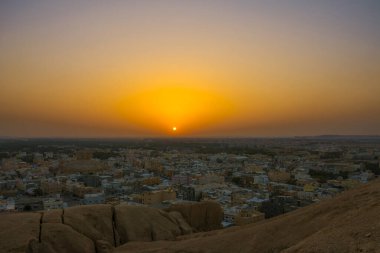 Al Qarah 'ın El Hofuf Dağı, Suudi Arabistan' dan gün batımını izleyen güzel bir manzarası var.