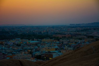 Al Qarah 'ın El Hofuf Dağı, Suudi Arabistan' dan gün batımını izleyen güzel bir manzarası var.