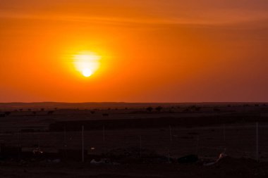 Çölde gün batımı, dünyanın kıyısında, Riyad 'da dağlar, Suudi Arabistan