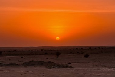 Çölde gün batımı, dünyanın kıyısında, Riyad 'da dağlar, Suudi Arabistan