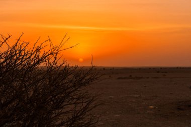 Çölde gün batımı, dünyanın kıyısında, Riyad 'da dağlar, Suudi Arabistan