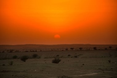 Çölde gün batımı, dünyanın kıyısında, Riyad 'da dağlar, Suudi Arabistan