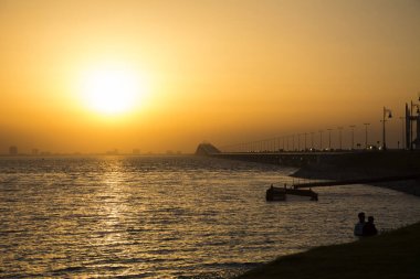 Günbatımı arka planında Kral Fahd geçidi