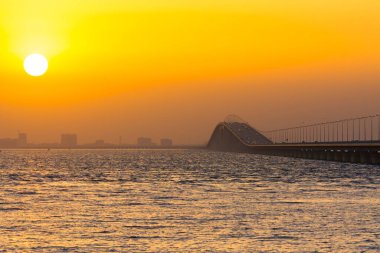 Günbatımı arka planında Kral Fahd geçidi