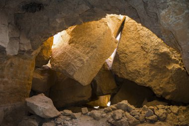 El-Karah dağı, Suudi Arabistan 'ın El-Hofuf köyü olan 75 metre uzunluğunda bir mesa. İçinde çok soğuk hava olan birçok mağarası var..