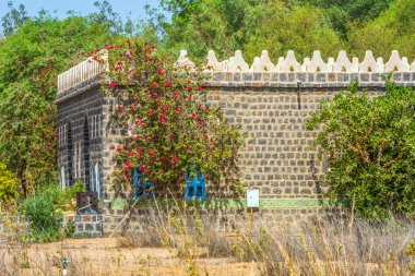 Derin yeşillikte güzel bir taş bina.