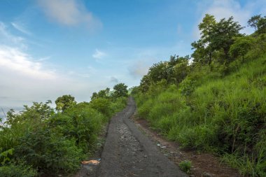 Kodikuthi mala yolu, Kodikuthi mala Hindistan 'ın Kerala ilçesinin Malappuram ilçesinde bir tepe istasyonudur..