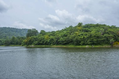 Güney Hindistan, Kerala, Trissur bölgesinde bulunan Asurankund barajının güzel manzarası.