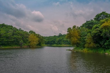 Güney Hindistan, Kerala, Trissur bölgesinde bulunan Asurankund barajının güzel akşam manzarası