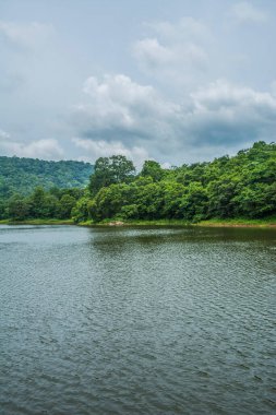 Güney Hindistan, Kerala, Trissur bölgesinde bulunan Asurankund barajının güzel manzarası.