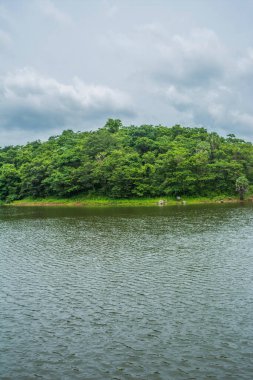Güney Hindistan, Kerala, Trissur bölgesinde bulunan Asurankund barajının güzel manzarası.