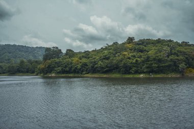 Güney Hindistan, Kerala, Trissur bölgesinde bulunan Asurankund barajının güzel manzarası.