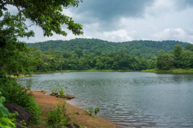 Güney Hindistan, Kerala, Trissur bölgesinde bulunan Asurankund barajının güzel manzarası.