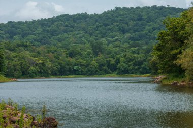 Güney Hindistan, Kerala, Trissur bölgesinde bulunan Asurankund barajının güzel manzarası.