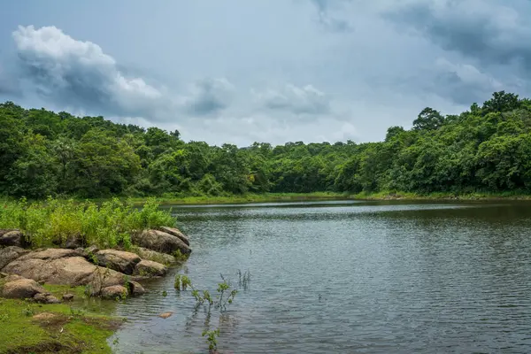 Güney Hindistan, Kerala, Trissur bölgesinde bulunan Asurankund barajının güzel manzarası.