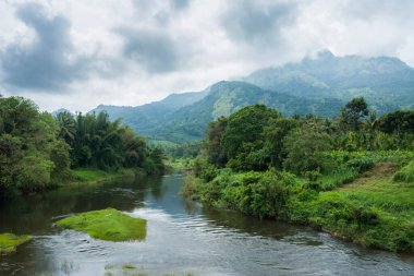 Batı Ghat 'larının Nilgiri tepelerinden doğan Bhavani nehri Kerala' daki Sessiz Vadi Ulusal Parkı 'na girer ve Tamil Nadu' ya geri döner.