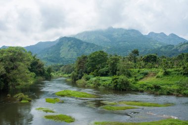 Batı Ghat 'larının Nilgiri tepelerinden doğan Bhavani nehri Kerala' daki Sessiz Vadi Ulusal Parkı 'na girer ve Tamil Nadu' ya geri döner.