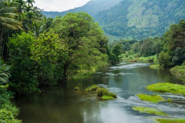 Batı Ghat 'larının Nilgiri tepelerinden doğan Bhavani nehri Kerala' daki Sessiz Vadi Ulusal Parkı 'na girer ve Tamil Nadu' ya geri döner.