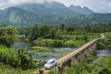 Batı Ghat 'larının Nilgiri tepelerinden doğan Bhavani nehri Kerala' daki Sessiz Vadi Ulusal Parkı 'na girer ve Tamil Nadu' ya geri döner.