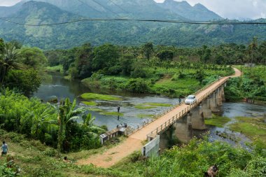 Batı Ghat 'larının Nilgiri tepelerinden doğan Bhavani nehri Kerala' daki Sessiz Vadi Ulusal Parkı 'na girer ve Tamil Nadu' ya geri döner.