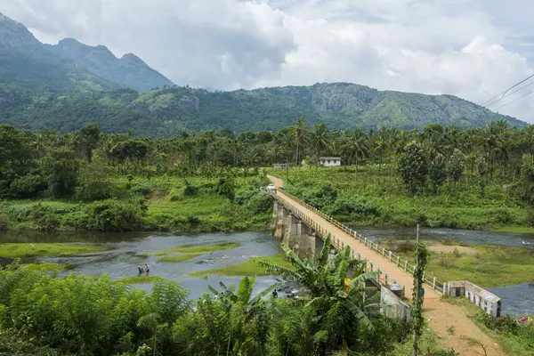 Batı Ghat 'larının Nilgiri tepelerinden doğan Bhavani nehri Kerala' daki Sessiz Vadi Ulusal Parkı 'na girer ve Tamil Nadu' ya geri döner.