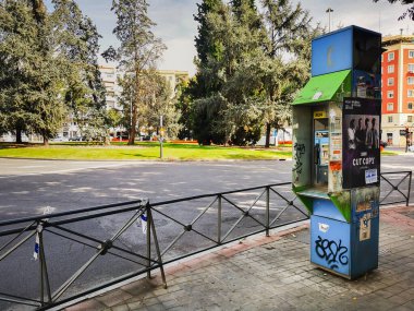 Madrid, İspanya - 21 Ekim 2022: Telefon kulübelerini halka açık yollardan kaldırdı. Caddedeki telefon kulübesi. İletişim aygıtı.