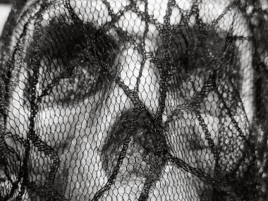 Siyah bir bezelle kaplanmış bir kafatasının gözleri ve burnu. Cadılar Bayramı süsü. Kafatasının yakın çekimi. Ölüler Günü. Sonbahar festivalleri.