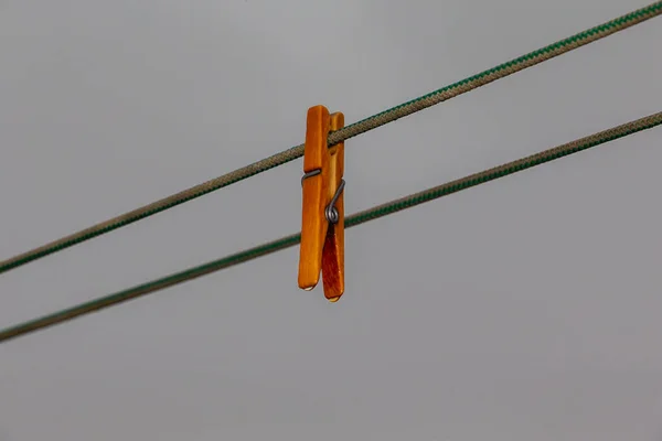 Wäscheklammer Einem Seil Befestigt Makroaufnahme Einer Wäscheklammer Aus Holz Holzpflock — Stockfoto