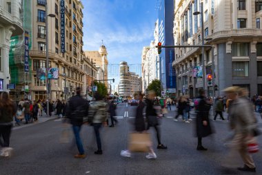 Madrid, İspanya... 25 Kasım 2022: Kara Cuma Madrid sokaklarından başlıyor. Kara Cuma boyunca sokakta çanta taşıyan insanlar. Madrid 'in Gran Via' sı Kara Cuma boyunca insanlarla dolup taşıyor