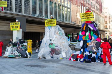 Madrid, İspanya - 25 Kasım 2022: Greenpeace Madrid Plaza de Callao 'da Kara Cuma' ya karşı gösteri yapıyor. Polis Greenpeace eylemcilerini tahliye etti.