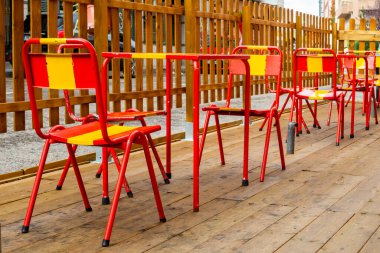 Teras sandalyeleri ve İspanya bayrağıyla süslenmiş bir masa. İspanya, Katar 'daki Dünya Kupası için dekore edildi. İspanya ve İspanyol futbol takımı.