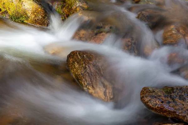 Zuřící Horská Řeka Horská Krajina Podzim Tok Řeky Kameny Voda — Stock fotografie