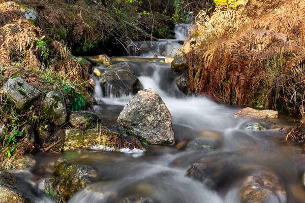 Zuřící Horská Řeka Horská Krajina Podzim Tok Řeky Kameny Voda — Stock fotografie