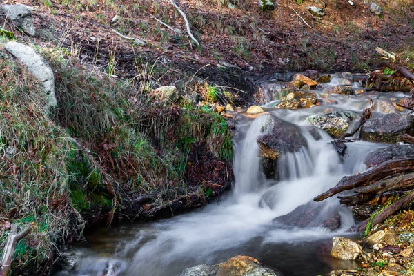 Wściekła Górska Rzeka Krajobraz Górski Jesienią Bieg Rzeki Kamieniami Woda — Zdjęcie stockowe