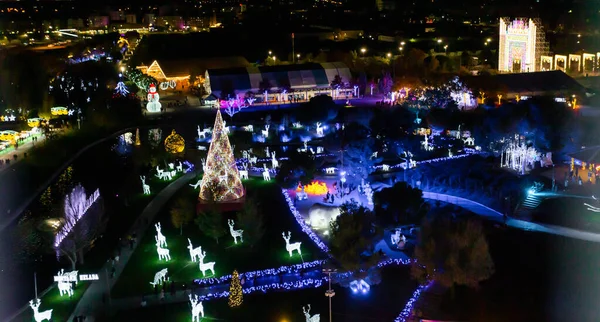 Flygfoto Över Juldekorationen Staden Dekorerad Med Julbelysning Jättejulgran — Stockfoto