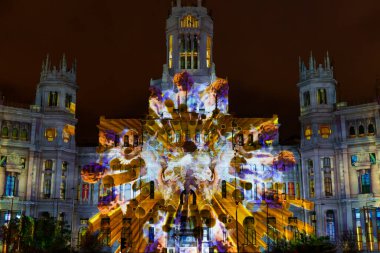 Madrid, İspanya - 17 Aralık 2022: Noel vesilesiyle Madrid 'deki Palacio de Correos' un ön cephesine yansıtılan video haritası. Madrid 'de ışık gösterisi. Noel yansıması.