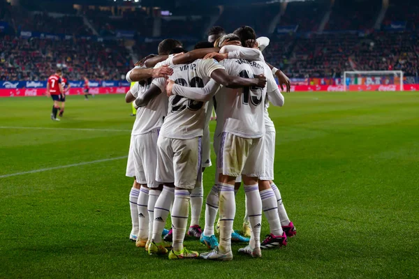 Madrid, İspanya - 18 Şubat 2023: Pamplona 'da Real Madrid ve Osasuna arasında oynanan lig maçı. Oyuncular bir golü hep birlikte kutluyorlar. Futbol maçı. Gerçek Madrid oyuncusu.