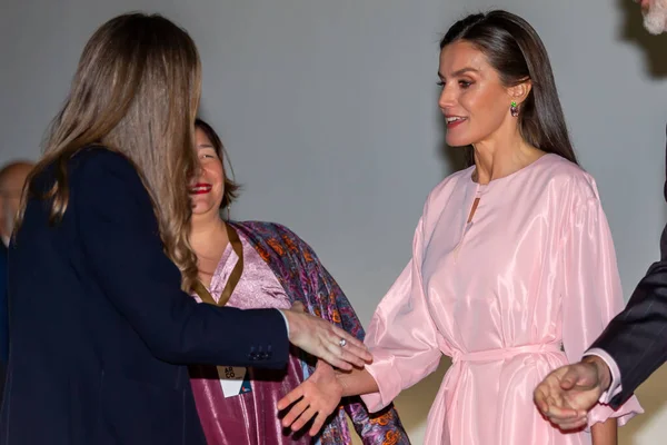 stock image Madrid, Spain- February 23, 2023: The King and Queen of Spain inaugurate the ARCO art fair, in Madrid. Queen Leticia wears a pastel-colored dress and a bag with floral decoration.