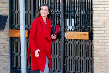 Madrid, İspanya - 3 Mart 2023: Kraliçe Letizia, yönetmeniyle görüşmek üzere Madrid 'deki UNICEF ofislerini ziyaret etti. Kraliçe Leticia, UNICEF 'e gelişini bekleyen insanları selamlıyor..