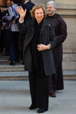 Madrid, İspanya - 3 Mart 2023: Kraliçe Emeritus Sofa Madrid 'deki Cristo de Medinacelli kilisesini ziyaret etti. Kraliçe, kiliseye gelişini bekleyen insanları selamlıyor..