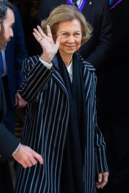 Madrid, İspanya - 3 Mart 2023: Kraliçe Emeritus Sofa Madrid 'deki Cristo de Medinacelli kilisesini ziyaret etti. Kraliçe, kiliseye gelişini bekleyen insanları selamlıyor..