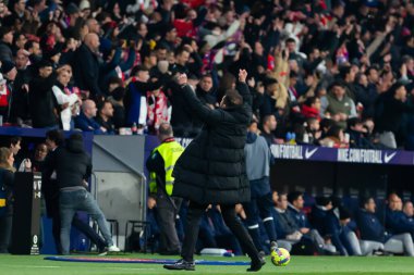 Madrid, İspanya... 4 Mart 2023 Diego Pablo Simeone takımının sahadaki gollerini kutluyor. Futbol koçu..
