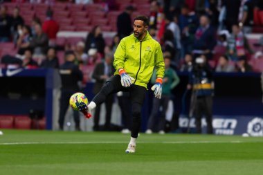 Madrid, İspanya - 2 Nisan 2023: Atletico de Madrid ve Betis F.C. Claudio Bravo topu aldı. Futbol stadyumu. Lig maçı.